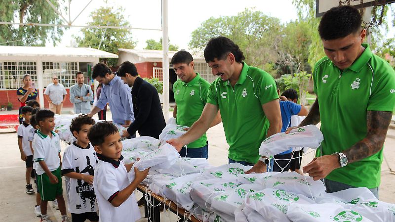 Club Santos obsequia útiles escolares en Primaria Francisco I. Madero